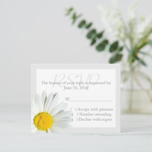 Gray and White Daisy Wedding RSVP Reply Card Kaartje (Staand voorkant)