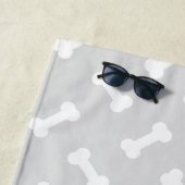 Gray and White Dog Botten Pattern met eigen naam Strandlaken (In situ)