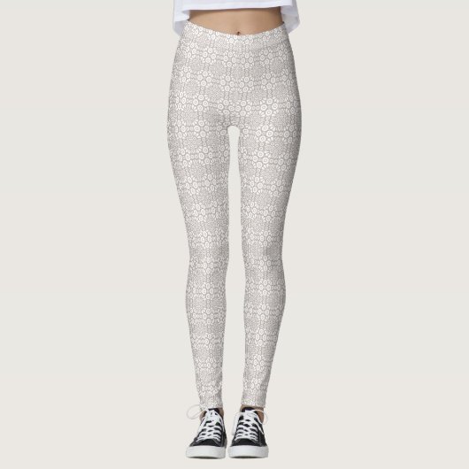 Gray and White Mandala Pattern Leggings (Voorkant)