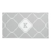 Gray and White Quatrefoil Pattern Monogrammed King Kussensloop (Achterkant)