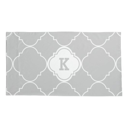 Gray and White Quatrefoil Pattern Monogrammed King Kussensloop (Achterkant)