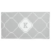 Gray and White Quatrefoil Pattern Monogrammed King Kussensloop (Voorkant)