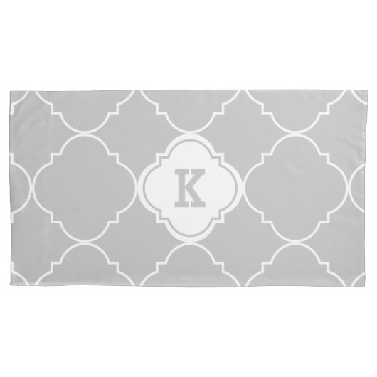 Gray and White Quatrefoil Pattern Monogrammed King Kussensloop (Voorkant)