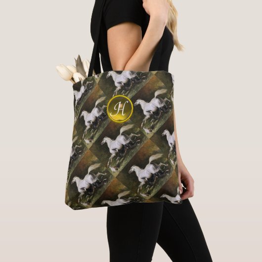 Gray Arab Stallion Galloping met Honden Monogram Tote Bag (Dichtbij)