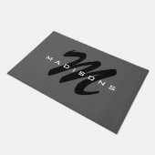 Gray Black Bold Monogram Modern Familienaam Deurmat (Schuin)