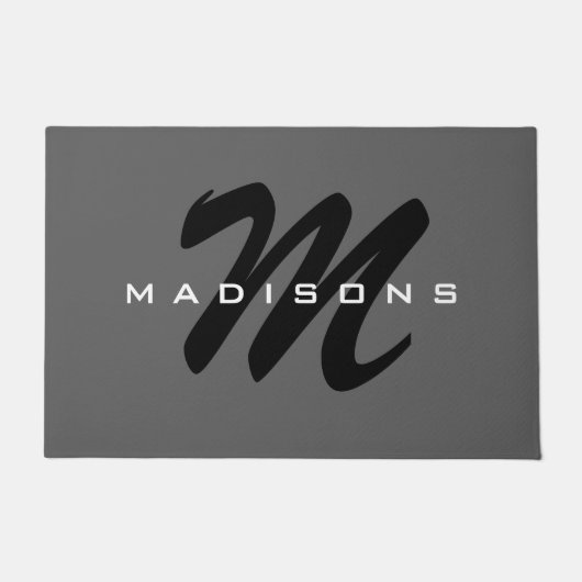 Gray Black Bold Monogram Modern Familienaam Deurmat (Voorkant)