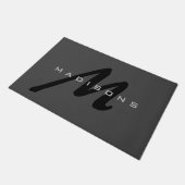 Gray Black Bold Monogram Modern Familienaam Deurmat (Schuin)