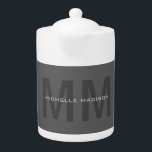 Gray Bold Monogram Modern Minimalist Name Initiale Theepot<br><div class="desc">Extreem esthetische en opmerkelijke initialen staan op een grijze achtergrond. De elegante toon van grijs brengt een nobele blik naar dit ontwerp. U kunt de informatie op de kaart wijzigen met uw eigen persoonlijke gegevens met eenvoudige en handige bewerkingsgereedschappen. Aldus, zult u een product hebben dat volledig uniek voor u...</div>