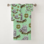 Gray Cat Pattern met Green Ornaments Bad Handdoek (Insitu)
