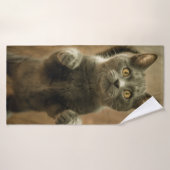 GRAY CAT STANDING IN TWEE FEET BADHANDDOEK (Badhanddoek)