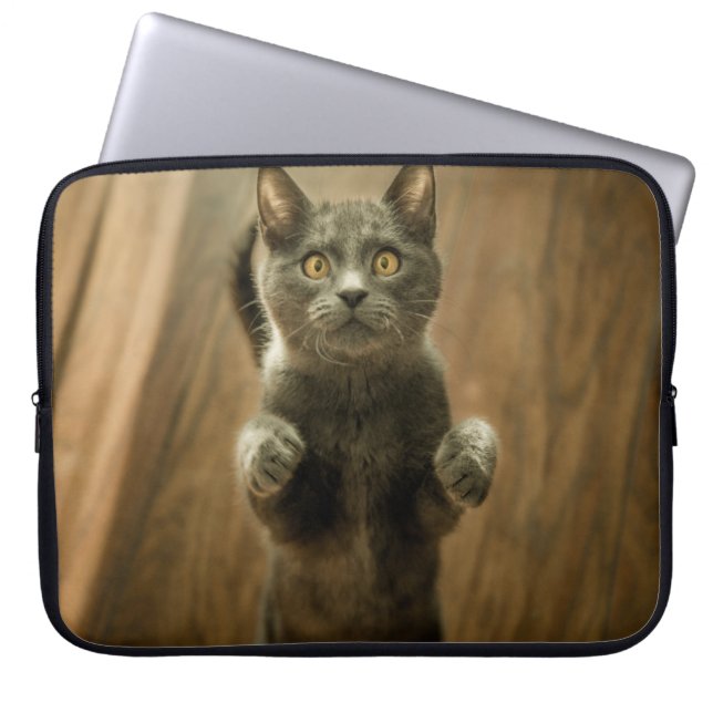 GRAY CAT STANDING IN TWEE FEET LAPTOP SLEEVE (Voorkant)
