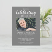Gray Celebration of Life Foto Memorial Invitation Kaart (Staand voorkant)