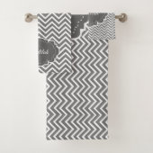 Gray Chevron Aangepaste wasset Bad Handdoek (Insitu)