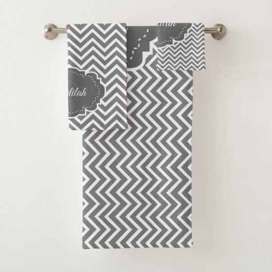 Gray Chevron Aangepaste wasset Bad Handdoek (Insitu)