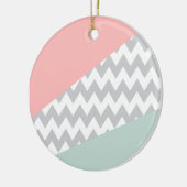Gray Chevron Mint en Coral Keramisch Ornament (Links)