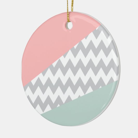 Gray Chevron Mint en Coral Keramisch Ornament (Links)