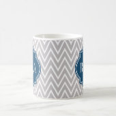 Gray Chevron Navy Monogram Initiaal Letter Koffiemok (Center)