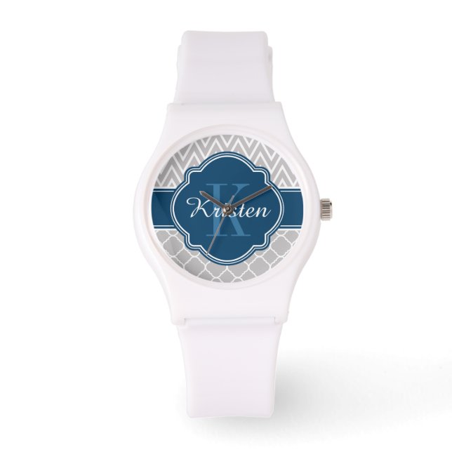 Gray Chevron Quatrefoil Pattern Blue Monogram Horloge (Voorkant)