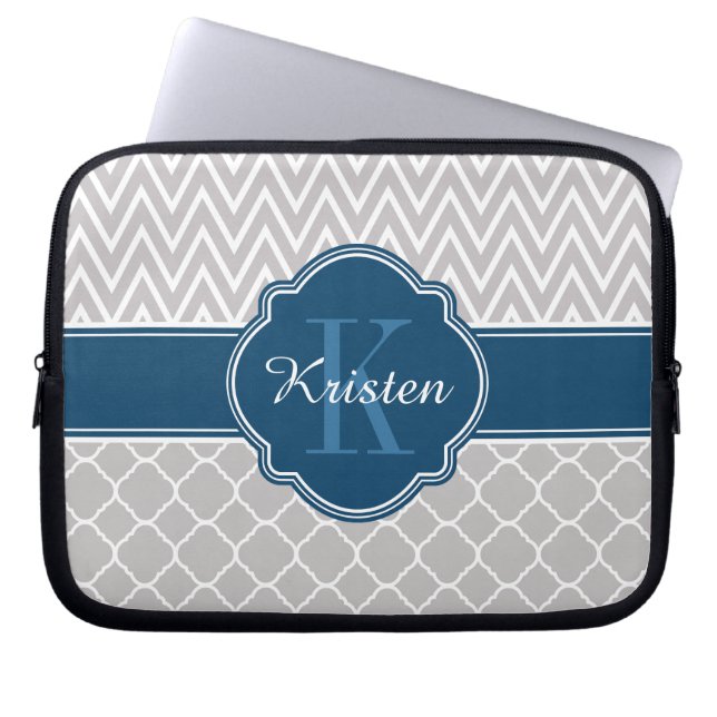 Gray Chevron Quatrefoil Pattern Blue Monogram Laptop Sleeve (Voorkant)