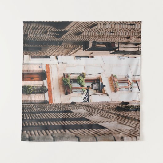 GRAY CONCRETE ALLEY DURING DAYTIME WANDKLEED (Voorkant (horizontaal))