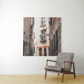 GRAY CONCRETE ALLEY DURING DAYTIME WANDKLEED (In situ)