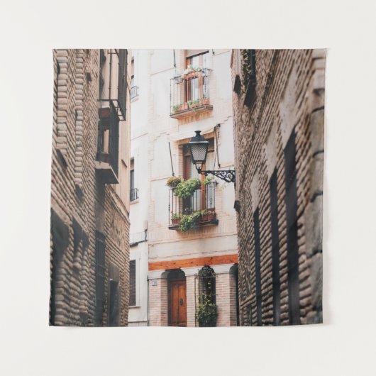 GRAY CONCRETE ALLEY DURING DAYTIME WANDKLEED (Voorkant)