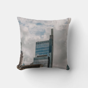 GRAY CONCRETE BOUW ONDER CLOUDY SKY TIJDENS DAG KUSSEN