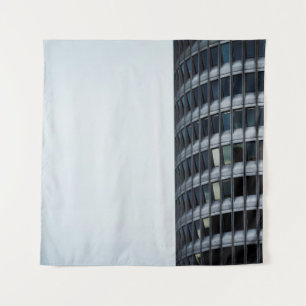 GRAY CONCRETE BOUW ONDER WITTE SKY TIJDENS DAG WANDKLEED