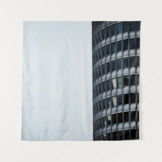 GRAY CONCRETE BOUW ONDER WITTE SKY TIJDENS DAG WANDKLEED