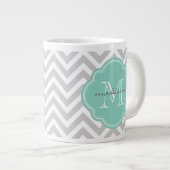 Gray en Aqua Chevron Aangepast monogram Grote Koffiekop (Voorkant rechts)