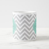 Gray en Aqua Chevron Aangepast monogram Grote Koffiekop (Voorkant)