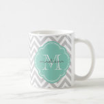 Gray en Aqua Chevron Aangepast monogram Koffiemok<br><div class="desc">Kute girly preppy chic zigzag chevron met aangepaste monogram naam en initiaal in een quatrefoil lijst. Schattige en unieke gepersonaliseerde cadeaus! Klik aanpassen het om monogram doopvonten en kleuren voor uniek één van een soortontwerp te veranderen.</div>