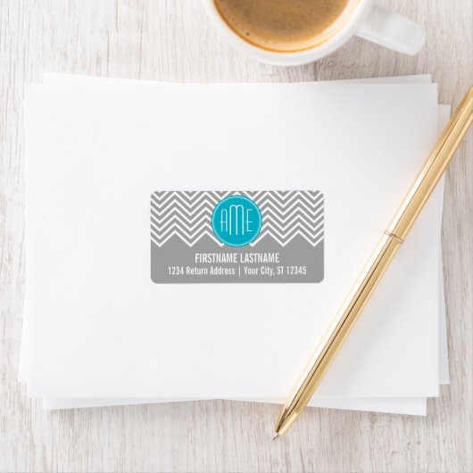Gray en Aqua Chevron Pattern met modern monogram Etiket (Insitu)