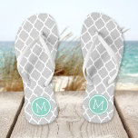 Gray en Aqua Moroccan Quatrefoil Monogram Teenslippers<br><div class="desc">Aangepast gedrukte flip flop sandalen met een stijlvol Marokkaans quatrefoliepatroon en uw aangepast monogram of andere tekst in een cirkelvormig lijst. Klik aanpassen het om tekstdoopvonten en kleuren te veranderen of uw eigen afbeeldingen toe te voegen om unieke één van een soortontwerp te creëer!</div>