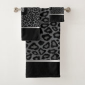 Gray en Black Wild Leopard Pattern met Monogram Bad Handdoek (Insitu)