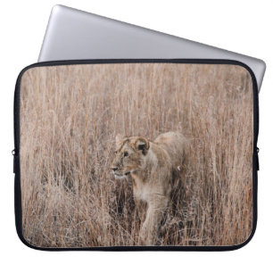 GRAY EN BROWN LION, OMROUND DOOR BROWN GRASS LAPTOP SLEEVE