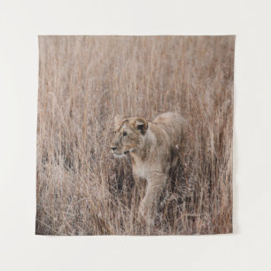 GRAY EN BROWN LION, OMROUND DOOR BROWN GRASS WANDKLEED
