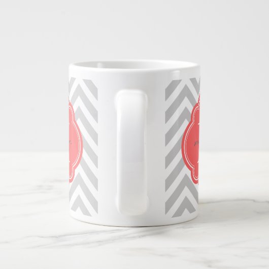 Gray en Coral Chevron Aangepast monogram Grote Koffiekop (Achterkant)