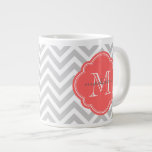 Gray en Coral Chevron Aangepast monogram Grote Koffiekop<br><div class="desc">Kute girly preppy chic zigzag chevron met aangepaste monogram naam en initiaal in een quatrefoil lijst. Schattige en unieke gepersonaliseerde cadeaus! Klik aanpassen het om monogram doopvonten en kleuren voor uniek één van een soortontwerp te veranderen.</div>