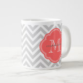 Gray en Coral Chevron Aangepast monogram Grote Koffiekop (Voorkant rechts)