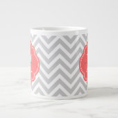 Gray en Coral Chevron Aangepast monogram Grote Koffiekop (Voorkant)