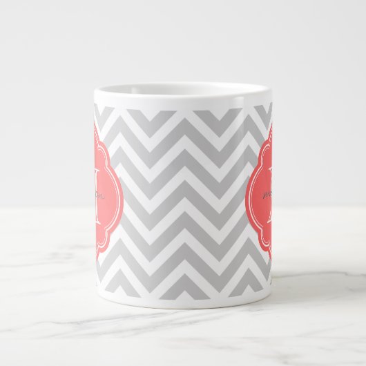 Gray en Coral Chevron Aangepast monogram Grote Koffiekop (Voorkant)