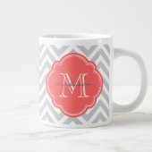 Gray en Coral Chevron Aangepast monogram Grote Koffiekop (Rechts)