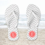 Gray en Coral Chevron Monogram Teenslippers<br><div class="desc">Aangepast gedrukte flip flop sandalen met een stijlvol modern chevron-patroon en uw aangepaste monogram of andere tekst in een cirkelvormig lijst. Klik aanpassen het om tekstdoopvonten en kleuren te veranderen of uw eigen afbeeldingen toe te voegen om unieke één van een soortontwerp te creëer!</div>