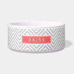 Gray en Coral Chevron Monogram Voerbakje<br><div class="desc">Aangepast ontworpen hondenvoer of waterkom met een chic girly modern chevron print-patroon. Pas het aan met de naam van uw huisdier in een rechthoekig lijst. Klik aanpassen het om tekstdoopvont en kleuren te veranderen in creëer uniek één van een soortontwerp!</div>