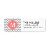 Gray en Coral Modern Chevron Aangepast monogram Etiket (Voorkant)