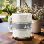 Gray en Linen  Damask Patroon met Naam Koffiemok<br><div class="desc">Een elegant patroon met een stijlvol lettertype dat is ontworpen voor een vrouwelijke vrouw. Voeg jouw naam of monogram toe. Als u aanpassingen aan het kunstwerk moet aanbrengen,  klik op de pas het knoop aan om veranderingen aan te brengen.</div>