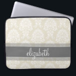 Gray en Linen  Damask Patroon met Naam Laptop Sleeve<br><div class="desc">Een elegant patroon met een stijlvol lettertype dat is ontworpen voor een vrouwelijke vrouw. Voeg jouw naam of monogram toe. Als u aanpassingen aan het kunstwerk moet aanbrengen,  klik op de pas het knoop aan om veranderingen aan te brengen.</div>