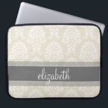 Gray en Linen  Damask Patroon met Naam Laptop Sleeve<br><div class="desc">Een elegant patroon met een stijlvol lettertype dat is ontworpen voor een vrouwelijke vrouw. Voeg jouw naam of monogram toe. Als u aanpassingen aan het kunstwerk moet aanbrengen,  klik op de pas het knoop aan om veranderingen aan te brengen.</div>
