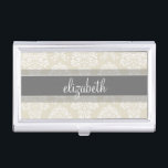 Gray en Linen  Damask Patroon met Naam Visitekaarthouder<br><div class="desc">Show van uw stijl met een elegant patroon met een klastige doopvont die voor een vrouwelijke vrouw wordt ontworpen. Voeg jouw naam of monogram toe. Als u aanpassingen aan het kunstwerk moet aanbrengen,  klik op de pas het knoop aan om veranderingen aan te brengen.</div>